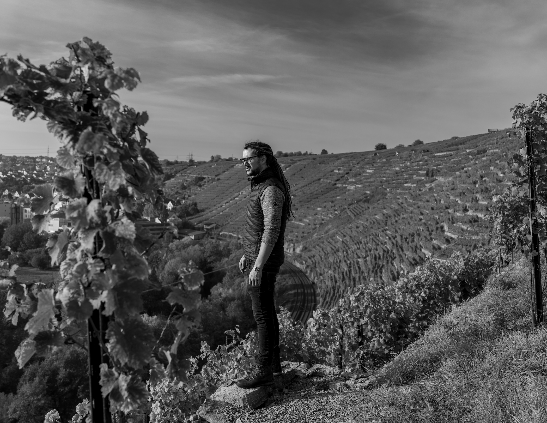 Weingut Dautel si nenechá nic diktovat a drží pevně nejlepší směr. Umanutost a píle koluje v žilách i mladému Christianovi. Weingut Dautel si nenechá nic diktovat a drží pevně nejlepší směr. Umanutost a píle koluje v žilách i mladému Christianovi.